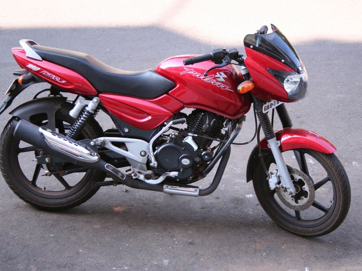 Bajaj Pulsar 150cc commuter motorcycle on rent in Dehradun
