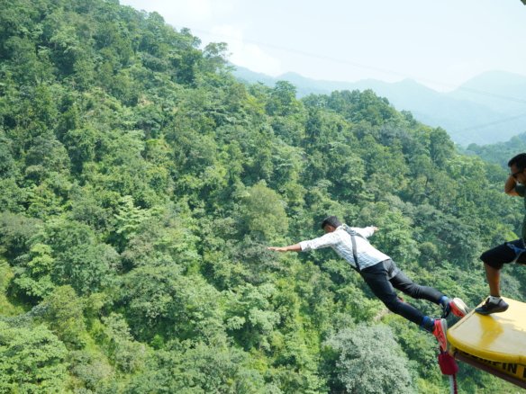 83 meter fixed platform bungee jumping in Rishikesh near Mohan Chatti